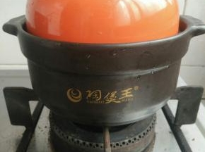 小火慢炖两个小时左右，用筷子插一下牛肉直到烂了为止，不咸放酱油盐调味。