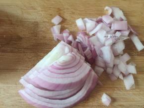 洋葱洗净切碎