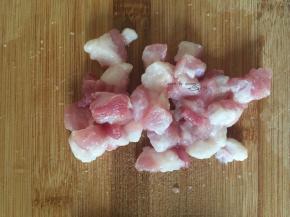五花肉洗净去皮切丁