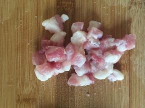 五花肉洗净去皮切丁