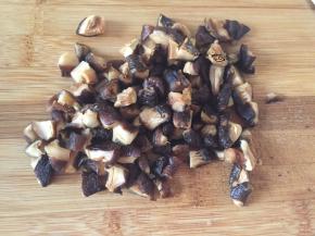 香菇提前泡发好洗净切丁