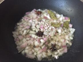 捞出肉丁，底油煸炒洋葱，加入香叶、八角