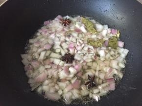 捞出肉丁，底油煸炒洋葱，加入香叶、八角