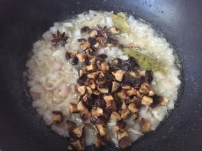 煸香后加入香菇丁翻炒