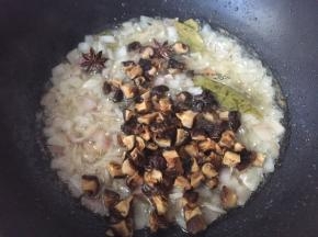 煸香后加入香菇丁翻炒