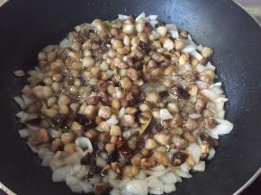 加入之前煸过的肉丁