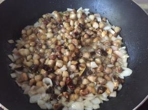 加入之前煸过的肉丁