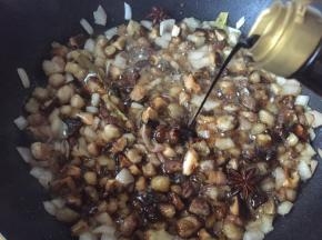 加入老抽翻炒