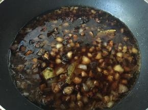 加入没过食材的水，加入冰糖，大火煮开