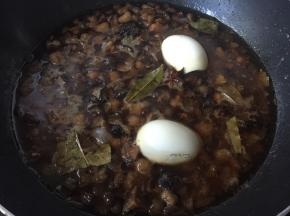 转小火，加入鸡蛋，加入料酒、生抽、盐调味，煮到汤汁浓稠即可