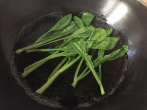另取锅，将洗净的青菜焯水