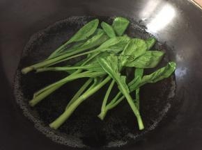 另取锅，将洗净的青菜焯水