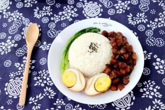 加上卤肉、配菜、卤蛋即可