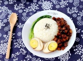 加上卤肉、配菜、卤蛋即可