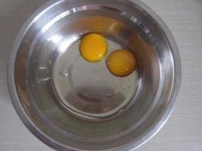 全蛋与蛋黄放入盆中并打散。