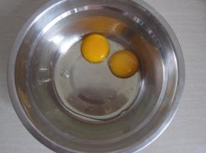 全蛋与蛋黄放入盆中并打散。