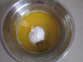 打散的蛋液加入玉米油、糖粉。搅打均匀至乳化状。