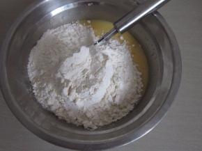 将中筋面粉、低筋面粉、泡打粉、小苏打混合并筛入盆中。