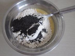 倒入熟芝麻搅拌混合揉成面团。