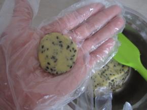 到10克左右的小面团在撑心撮圆后按扁