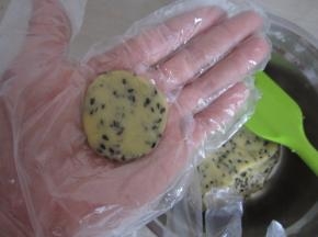 到10克左右的小面团在撑心撮圆后按扁