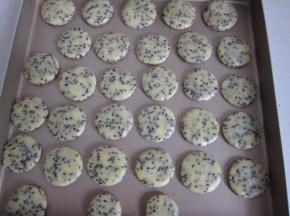 依次做好摆入烤盘。