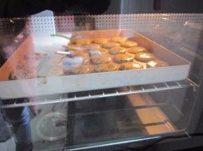 放入预热好的烤箱中，180度中层烤15分钟左右