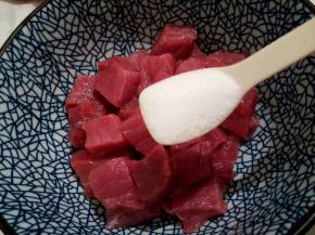 牛肉去劲膜，切小丁，加盐一勺