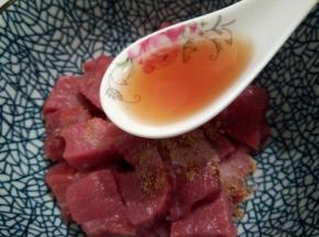 生抽一勺，料酒一勺