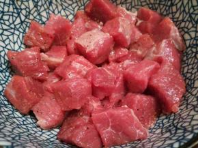 黑胡椒粉少许，抓入味，再加一勺芝麻油拌匀，腌一小时