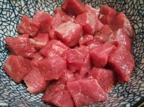 黑胡椒粉少许，抓入味，再加一勺芝麻油拌匀，腌一小时