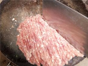 猪肉剁成肉末。