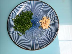 葱切成葱花，姜切末。