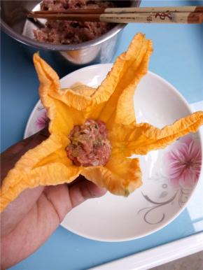 取肉馅填入花朵中。