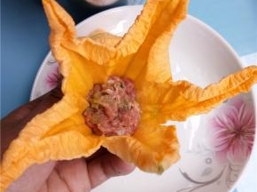 取肉馅填入花朵中。