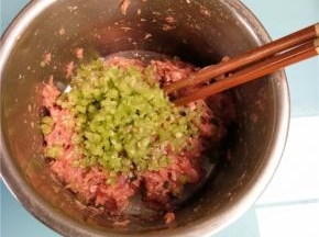 把切碎的花梗倒入腌好的肉末中搅拌均匀