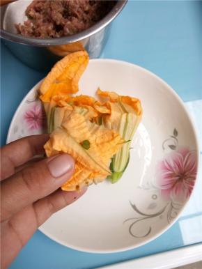 花瓣对折用花梗固定。