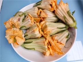 依次包好装盘。