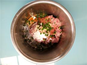 将料酒、酱油、蚝油、盐、姜末、葱花、生粉加入肉中顺一个方向搅打上劲腌制备用。
