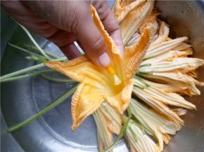 南瓜花冲洗干净去掉花蕊。