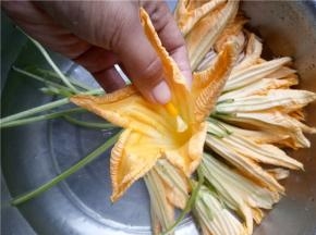 南瓜花冲洗干净去掉花蕊。