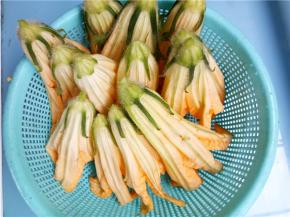 花梗折掉剥皮，花朵沥干水份。