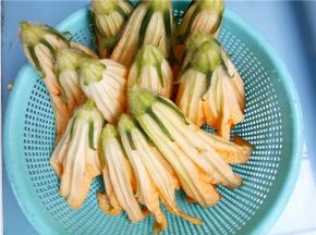 花梗折掉剥皮，花朵沥干水份。