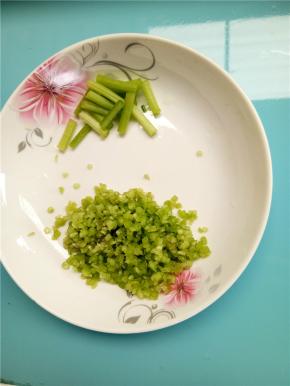 把一部分花梗切段，另一部分切碎。