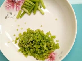 把一部分花梗切段，另一部分切碎。