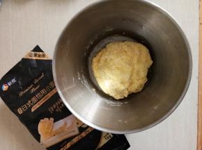 将材料中除了酵母和黄油外的材料混合揉成面团，不用过分去揉。盖上保鲜膜静置30分钟或1个小时都可。
