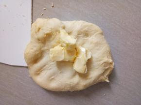 将软化的黄油充分揉进面团中。