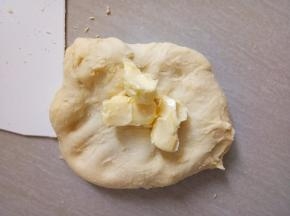 将软化的黄油充分揉进面团中。