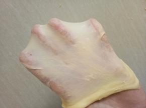 直至揉出光滑的手套膜即可。