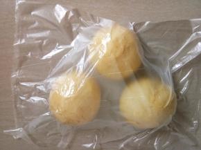 醒发结束，将面团取出按压排掉汽包，分成3等份的面团滚圆，盖上保鲜膜松弛20分钟。